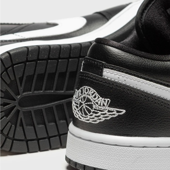 SALE! Woman’s Air Jordan 1 Low.                                  Size US 8.5 - Picture 5 of 12